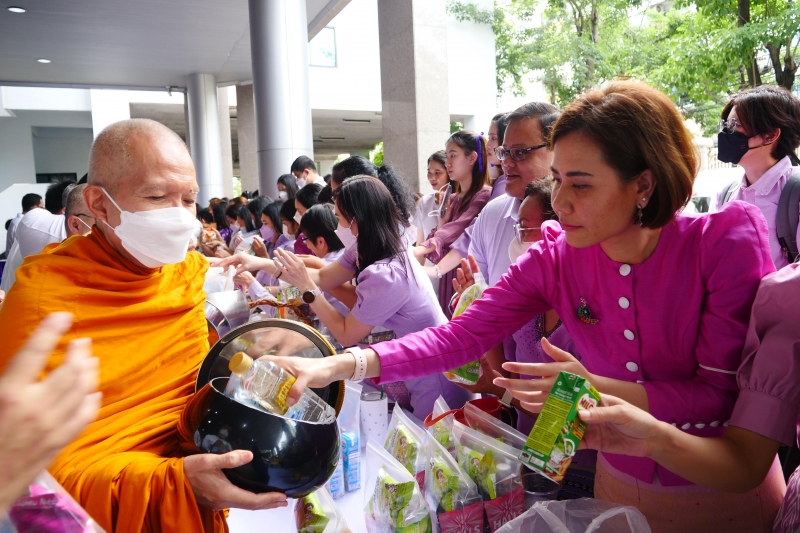 พิธีสวดพระพุทธมนต์และทำบุญตักบาตร 