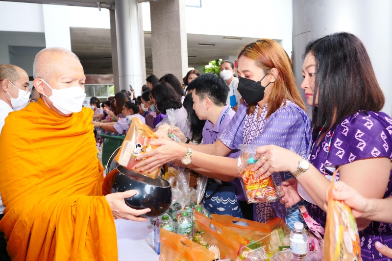 พิธีสวดพระพุทธมนต์และทำบุญตักบาตร 