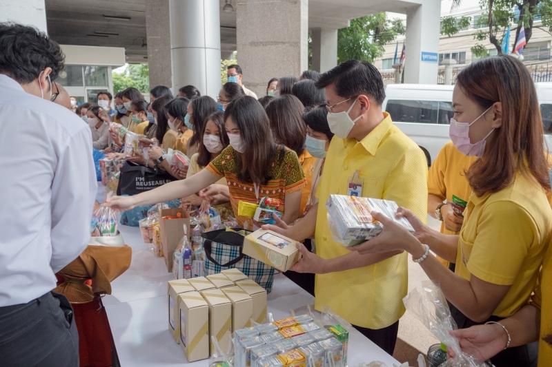 พิธีทำบุญตักบาตรข้าวสารอาหารแห้ง คณะสงฆ์จากวัดระฆังโฆสิตารามวรมหาวิหาร พระอารามหลวง เพื่อน้อมอุทิศถวายเป็นพระราชกุศลแด่พระบาทสมเ