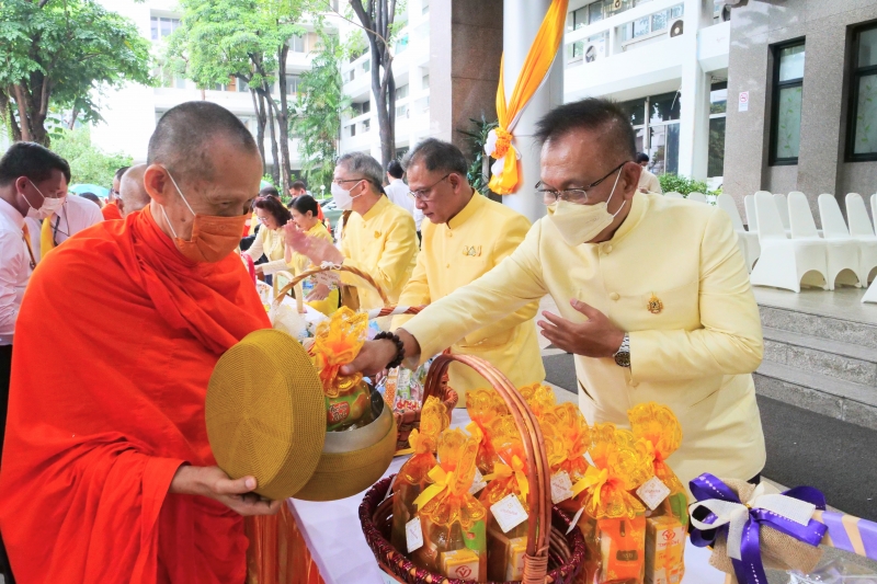 ทำบุญตักบาตร