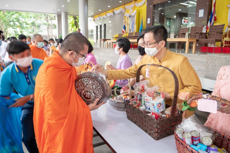 พิธีทำบุญตักบาตรข้าวสารอาหารแห้ง คณะสงฆ์จากวัดอินทรวิหาร พระอารามหลวง