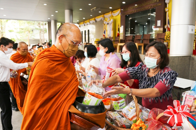 พิธีทำบุญตักบาตรข้าวสารอาหารแห้ง คณะสงฆ์จากวัดพระราม 9 กาญจนาภิเษก พระอารามหลวง