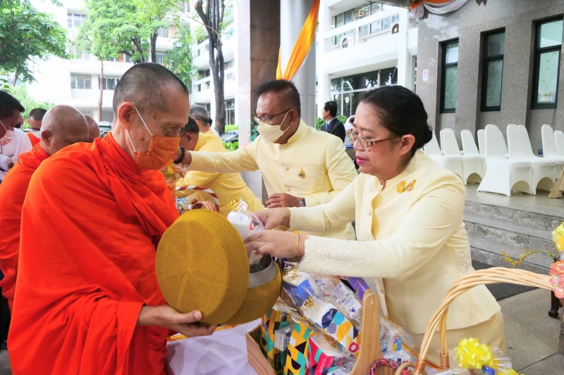 ทำบุญตักบาตร