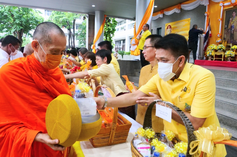 ทำบุญตักบาตร