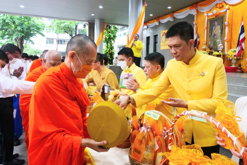 ทำบุญตักบาตร