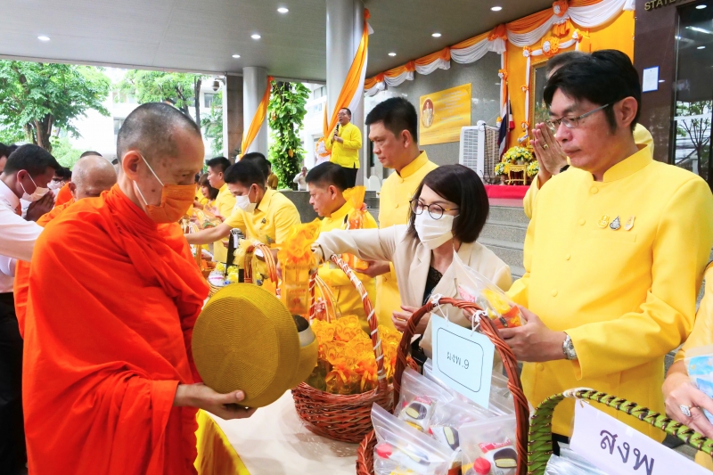 ทำบุญตักบาตร