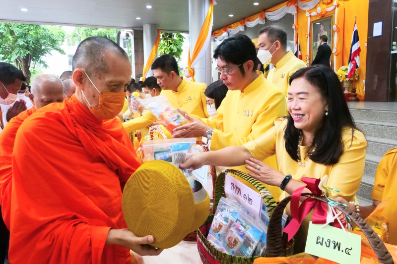 ทำบุญตักบาตร