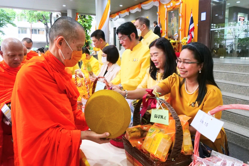 ทำบุญตักบาตร