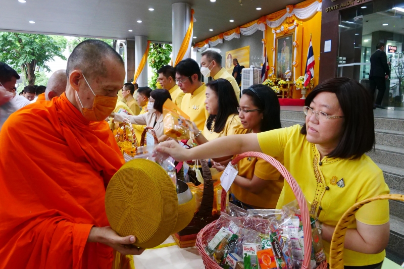 ทำบุญตักบาตร