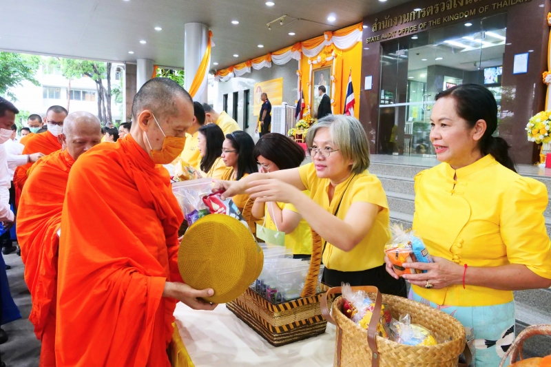 ทำบุญตักบาตร