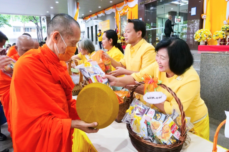 ทำบุญตักบาตร