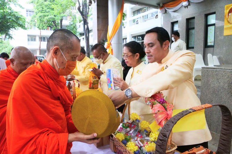 ทำบุญตักบาตร