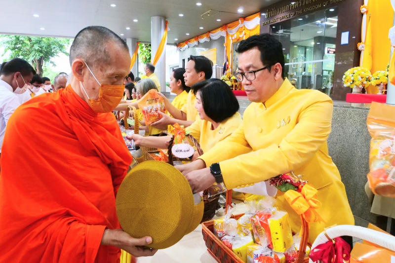 ทำบุญตักบาตร