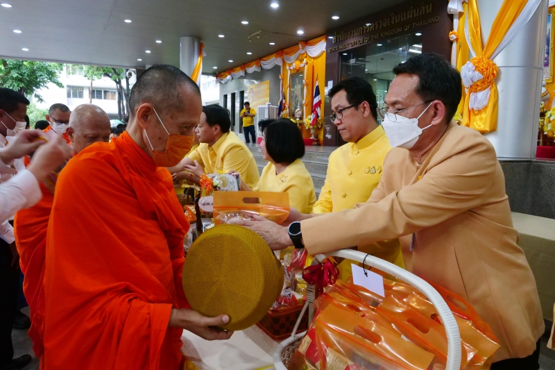 ทำบุญตักบาตร