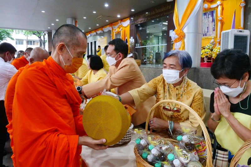 ทำบุญตักบาตร