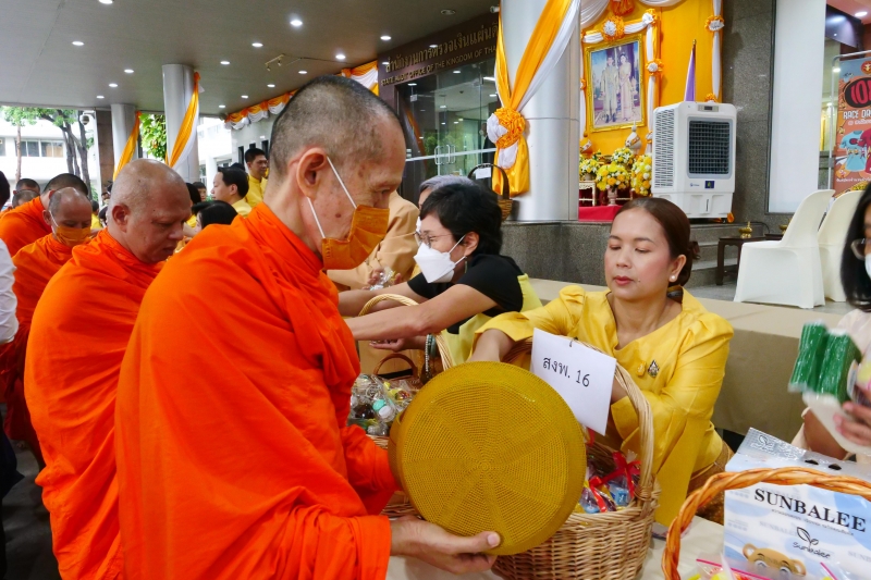 ทำบุญตักบาตร