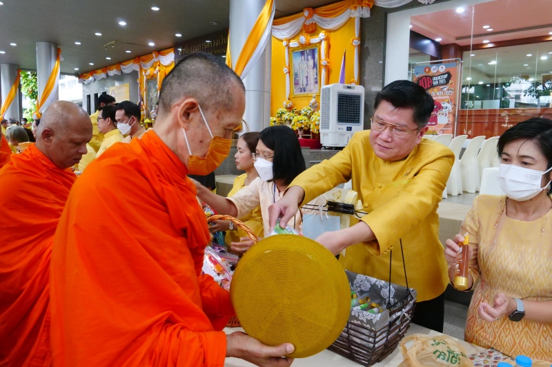 ทำบุญตักบาตร