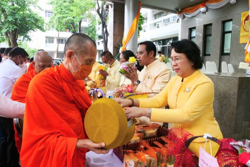 ทำบุญตักบาตร