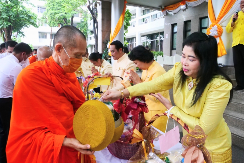 ทำบุญตักบาตร