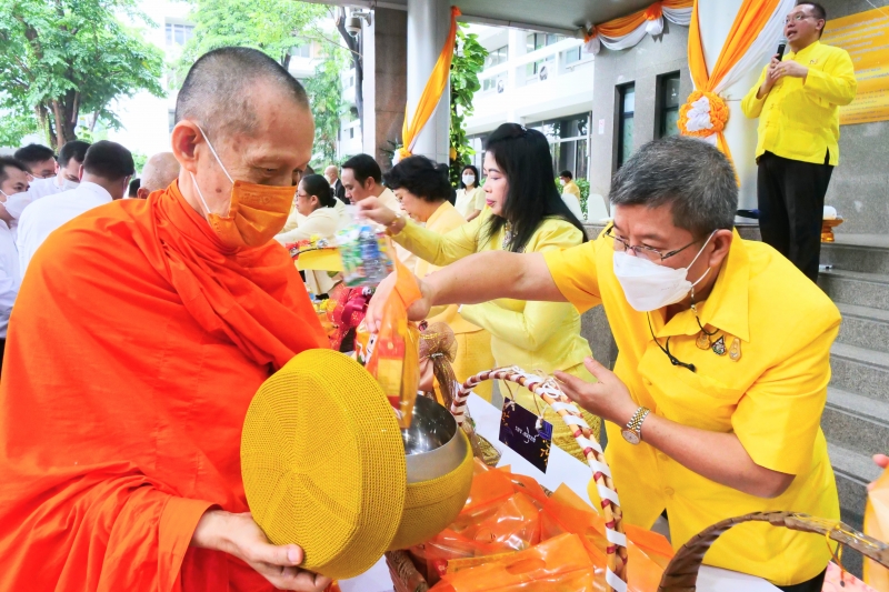 ทำบุญตักบาตร