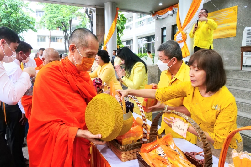 ทำบุญตักบาตร