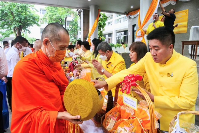 ทำบุญตักบาตร