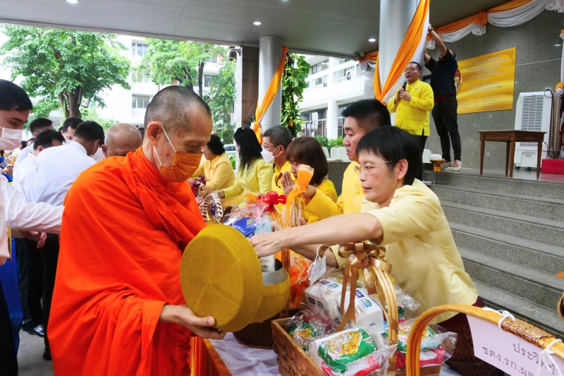 ทำบุญตักบาตร