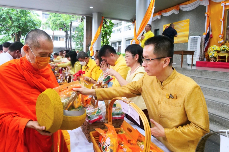 ทำบุญตักบาตร