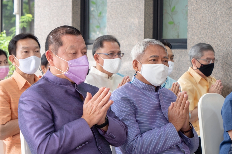 พิธีทำบุญตักบาตรข้าวสารอาหารแห้ง คณะสงฆ์จากวัดอินทรวิหาร พระอารามหลวง