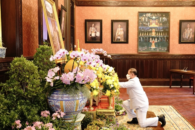 ลงนามถวายพระพรพระบาทสมเด็จพระเจ้าอยู่หัว และสมเด็จพระนางเจ้าฯ พระบรมราชินี เนื่องในโอกาสวันขึ้นปีใหม่ พุทธศักราช 2565