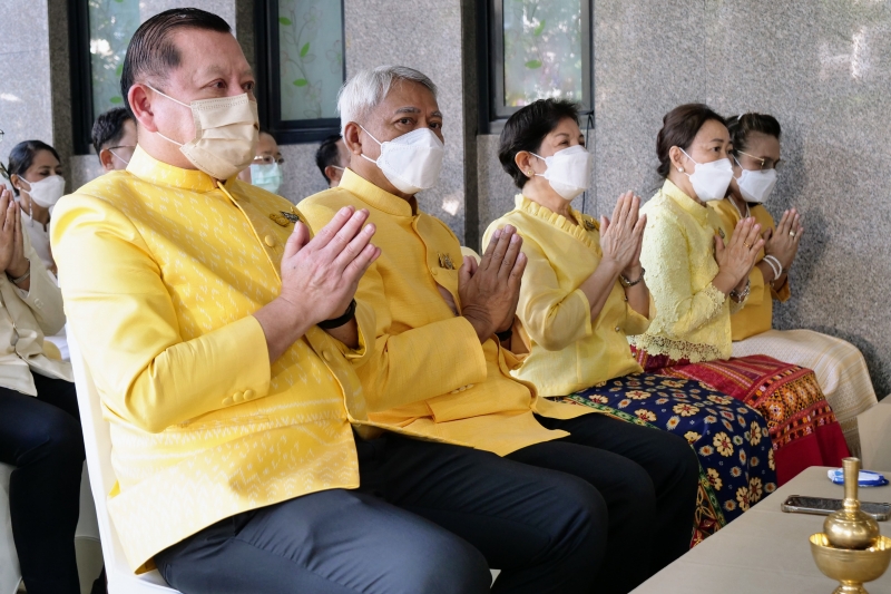 พิธีทำบุญตักบาตรข้าวสารอาหารแห้ง คณะสงฆ์จากวัดพระราม 9 กาญจนาภิเษก พระอารามหลวง