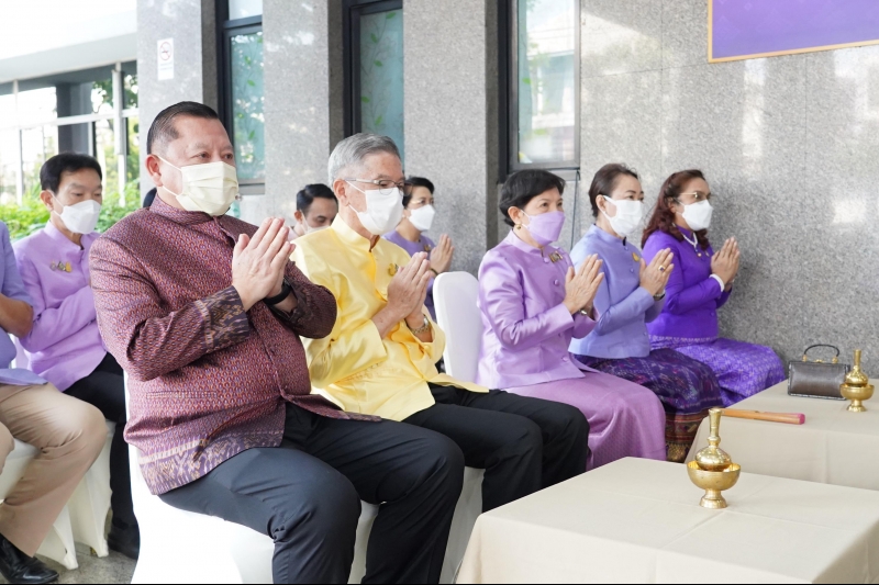 พิธีทำบุญตักบาตรข้าวสารอาหารแห้ง คณะสงฆ์จากวัดเทพธิดารามวรวิหาร