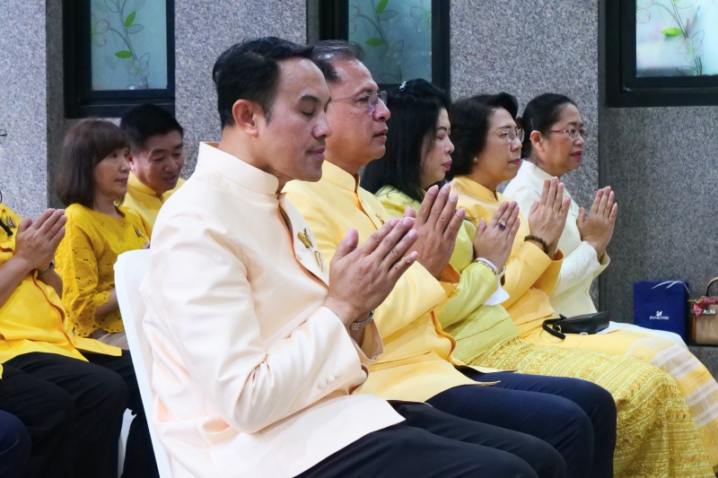 ทำบุญตักบาตร