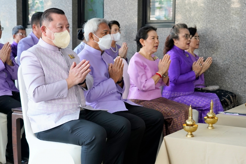 พิธีเจริญพระพุทธมนต์และทำบุญตักบาตร 