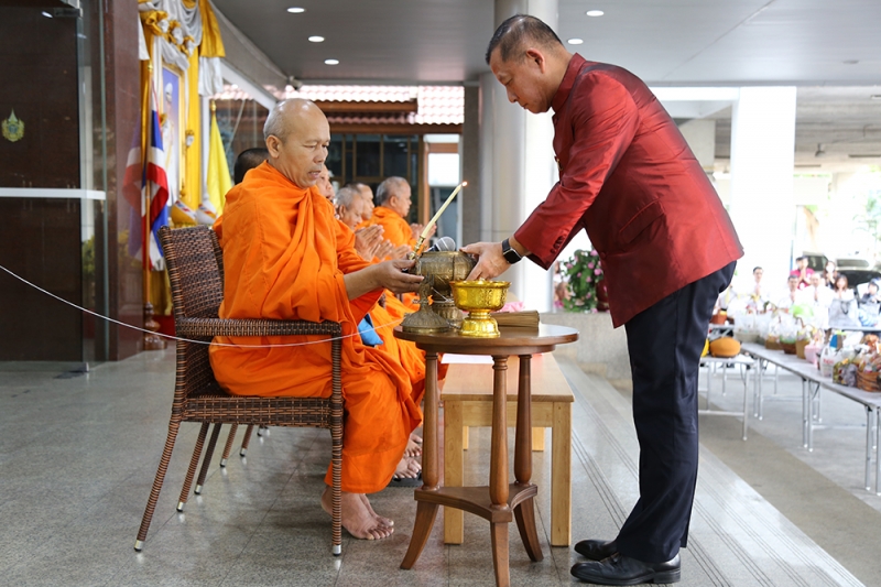 พิธีทำบุญตักบาตรข้าวสารอาหารแห้ง เดือนกุมภาพันธ์