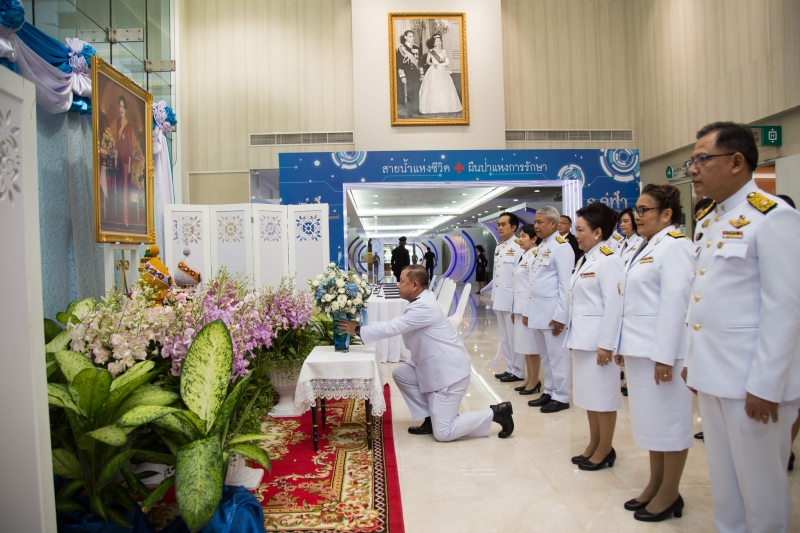 สตง. ถวายแจกันดอกไม้และลงนามถวายพระพร เบื้องหน้าพระฉายาลักษณ์สมเด็จพระนางเจ้าสิริกิติ์ พระบรมราชินีนาถ พระบรมราชชนนีพันปีหลวง