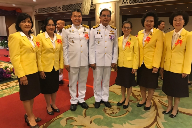 พระราชทานของที่ระลึกและฉายพระรูปหมู่ร่วมกับคณะผู้ตรวจสอบบัญชี ของสำนักงานการตรวจเงินแผ่นดิน