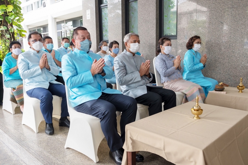 พิธีทำบุญตักบาตรข้าวสารอาหารแห้ง คณะสงฆ์จำนวน 9 รูป จากวัดเทพธิดารามวรวิหาร พระอารามหลวง เพื่อน้อมถวายเป็นพระราชกุศลและถวายพระพร