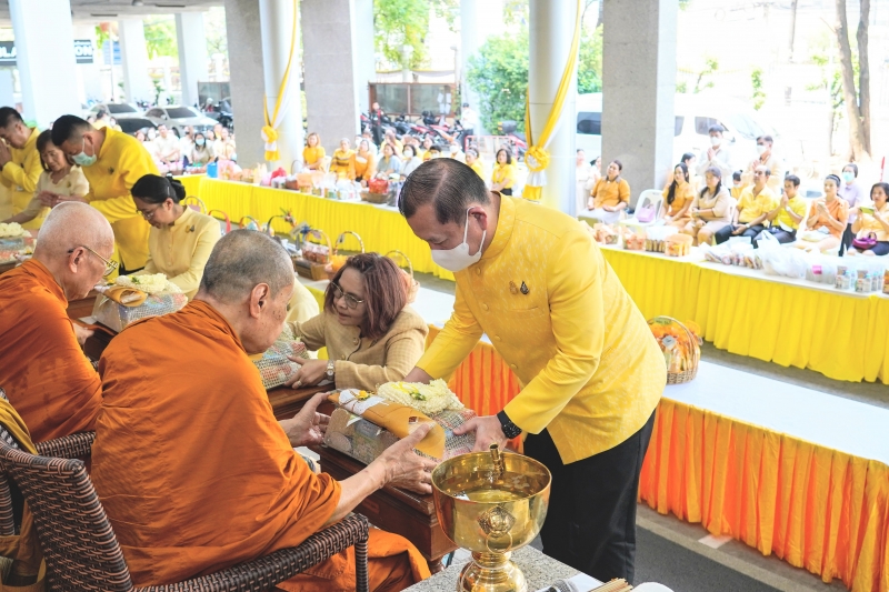 ทำบุญตักบาตร