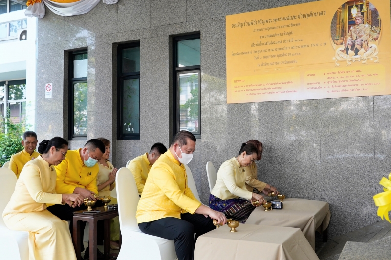 ทำบุญตักบาตร