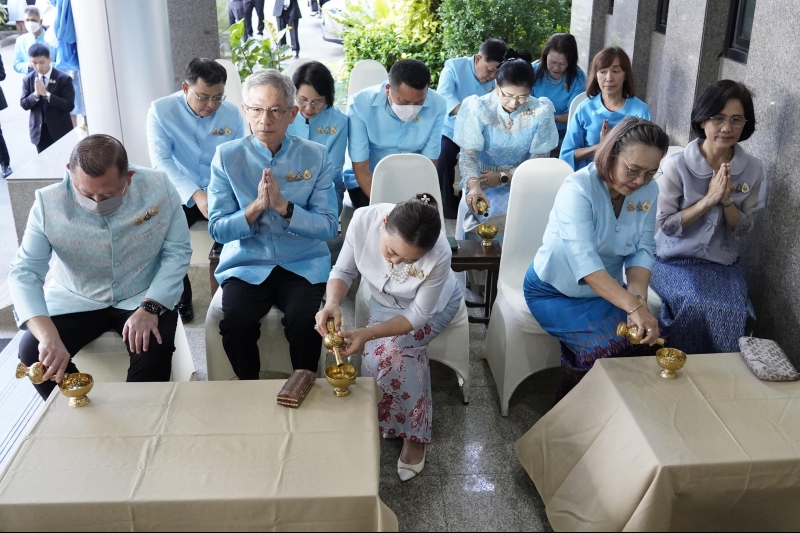 ทำบุญตักบาตร