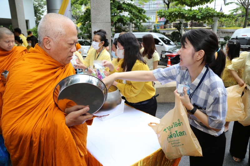 พิธีเจริญพระพุทธมนต์และทำบุญตักบาตร