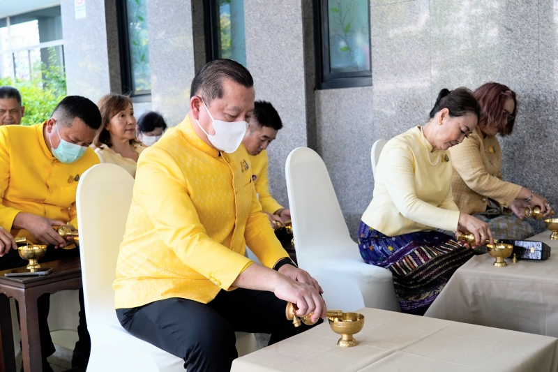 ทำบุญตักบาตร