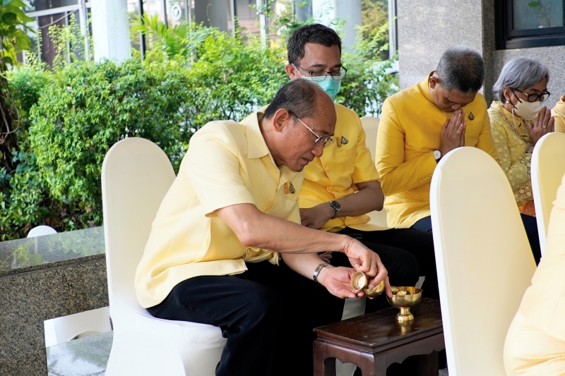 ทำบุญตักบาตร