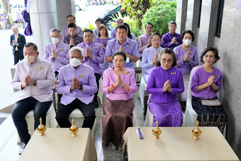 พิธีเจริญพระพุทธมนต์และทำบุญตักบาตร 