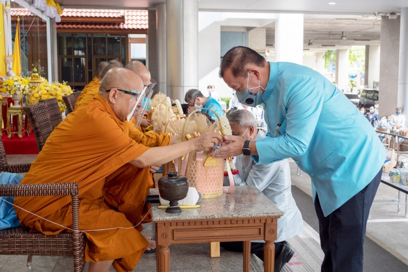 พิธีทำบุญตักบาตรข้าวสารอาหารแห้ง คณะสงฆ์จำนวน 9 รูป จากวัดเทพธิดารามวรวิหาร พระอารามหลวง เพื่อน้อมถวายเป็นพระราชกุศลและถวายพระพร