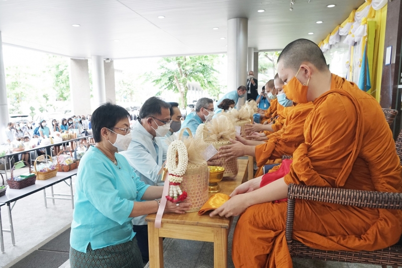 พิธีทำบุญตักบาตรข้าวสารอาหารแห้ง คณะสงฆ์จำนวน 9 รูป จากวัดเทพธิดารามวรวิหาร พระอารามหลวง เพื่อน้อมถวายเป็นพระราชกุศลและถวายพระพร