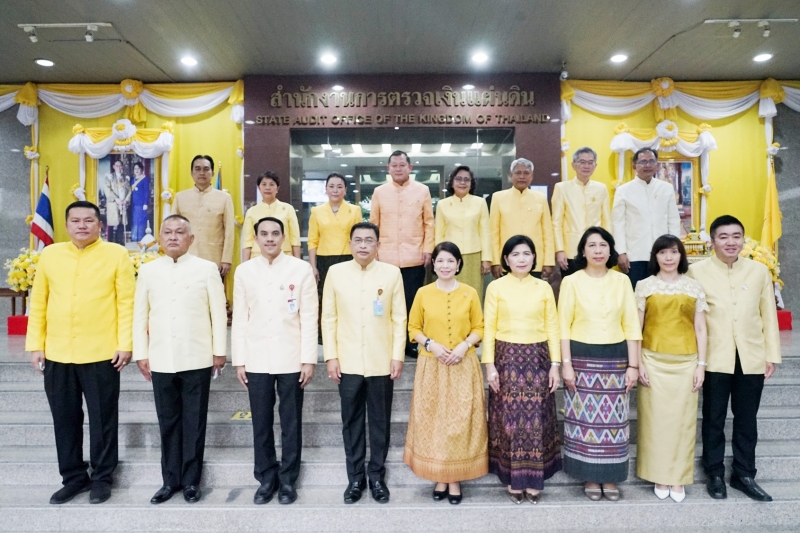 พิธีทำบุญตักบาตรข้าวสารอาหารแห้ง คณะสงฆ์จากวัดระฆังโฆสิตารามวรมหาวิหาร พระอารามหลวง เพื่อน้อมอุทิศถวายเป็นพระราชกุศลแด่พระบาทสมเ