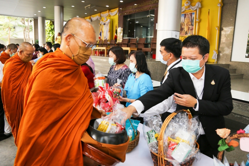 พิธีทำบุญตักบาตรข้าวสารอาหารแห้ง คณะสงฆ์จากวัดพระราม 9 กาญจนาภิเษก พระอารามหลวง