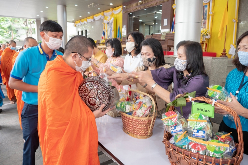 พิธีทำบุญตักบาตรข้าวสารอาหารแห้ง คณะสงฆ์จากวัดอินทรวิหาร พระอารามหลวง